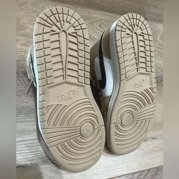 Women’s Air Jordan Mid size 6.5 - Picture 7 of 9